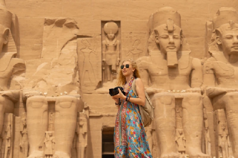 Frente al Templo de Abu Simbel, Asuán, Egipto.