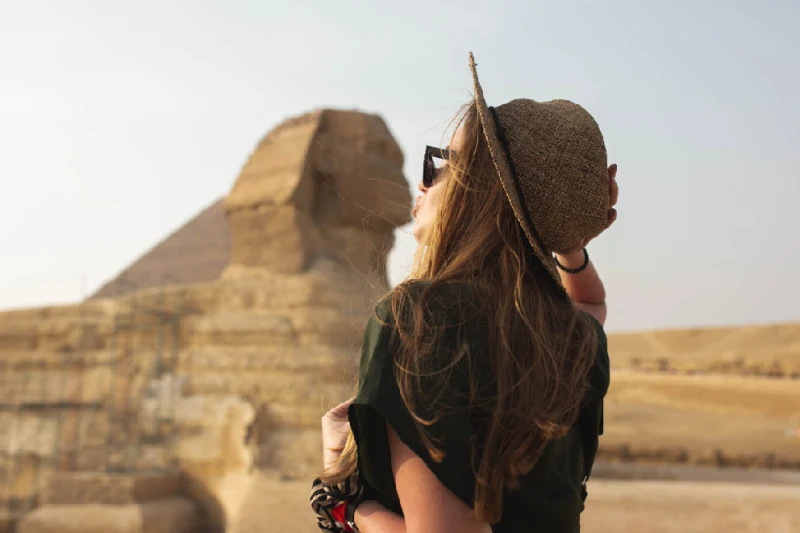 Turista tomando una foto con La Gran Esfinge