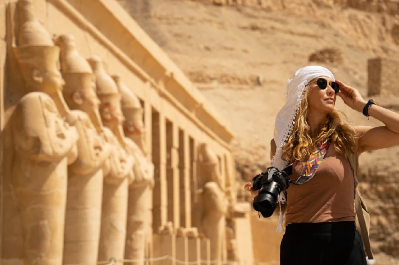 turista explorando el Templo de Hatshepsut en Egipto