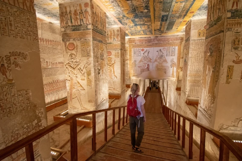 Valle de Los Reyes. Una Mujer caminando en la tumba de Ramsés V