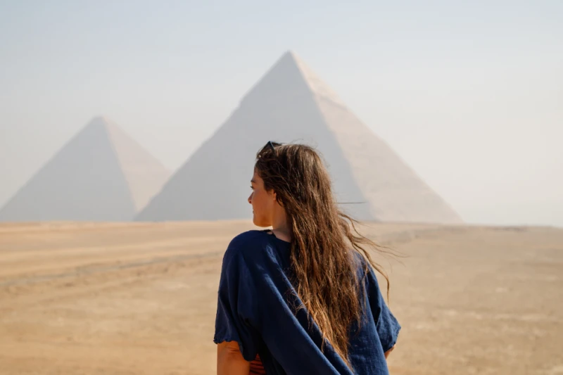 Mujer mirando las pirámides de Giza, Egipto