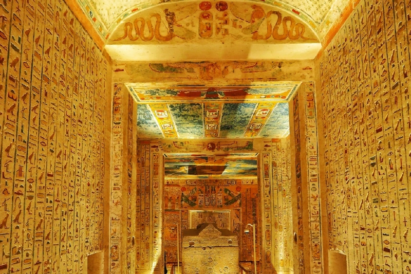 Jeroglíficos egipcios en el Valle de los Reyes, Luxor, Egipto.