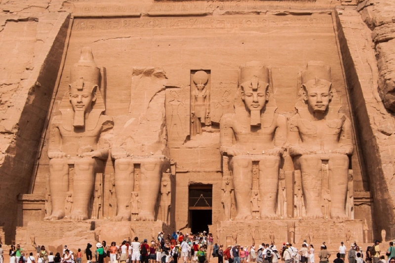Templo de Abu Simbel del rey Ramsés II, una obra maestra de las artes y construcciones faraónicas en el Antiguo Egipto.