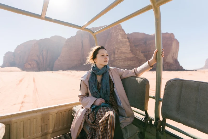 Una joven viaja en un todoterreno por el desierto de Wadi Rum