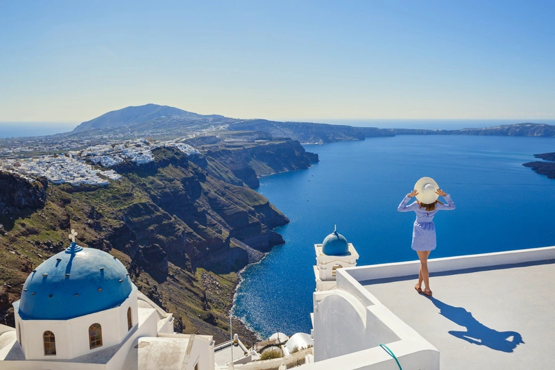 Santorini, Grecia Mujer joven mira a la marina Santorini, Viaje a Turquía y Grecia