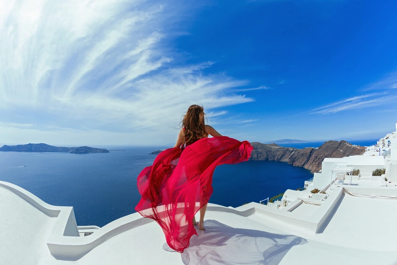 Mujer disfruta de la vista sobre Santorini, Paquete a Turquía y Grecia