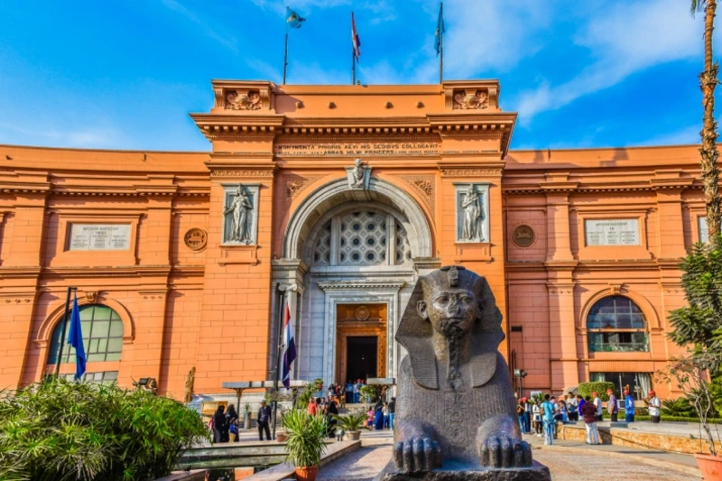 Visitors arriving at the iconic entrance of the Egyptian Museum.