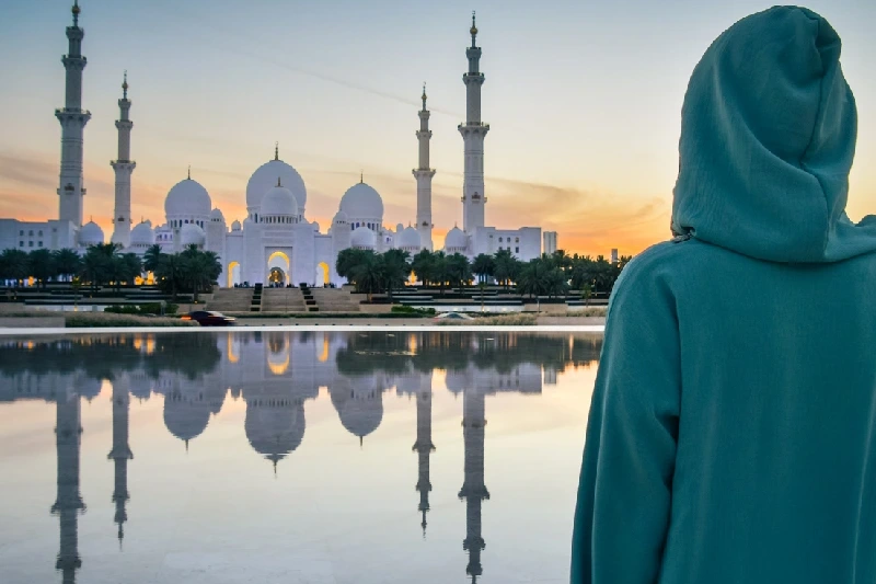 Tourist enjoying the view of the iconic Sheikh Zayed Mosque.