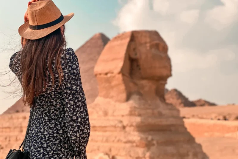 Una donna davanti alla Sfinge