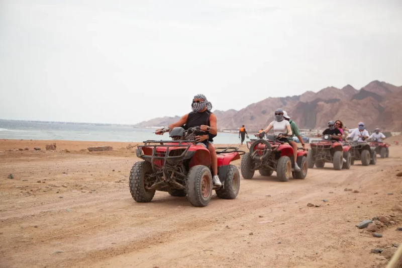 due uomini che fanno un safari a Sharm el-Sheikh