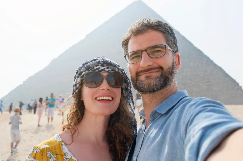 una coppia alle piramidi