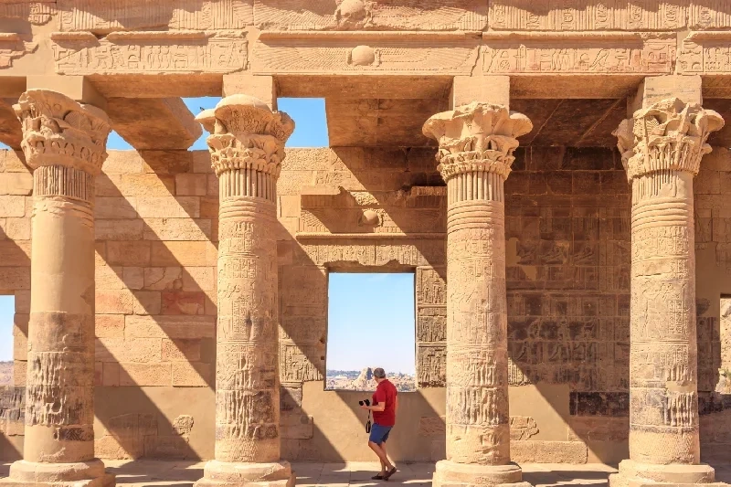 Un uomo in un tempio egizio.