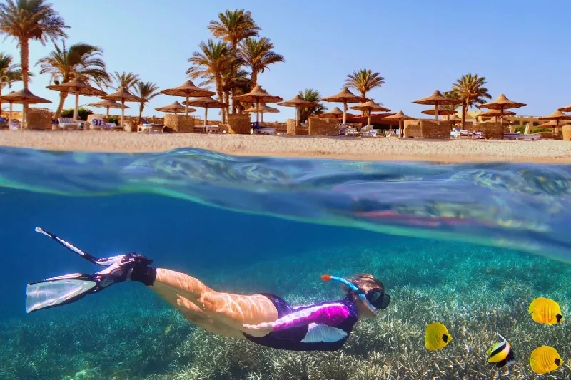 una turista che nouta nel mar rosso a sharm el shiekh