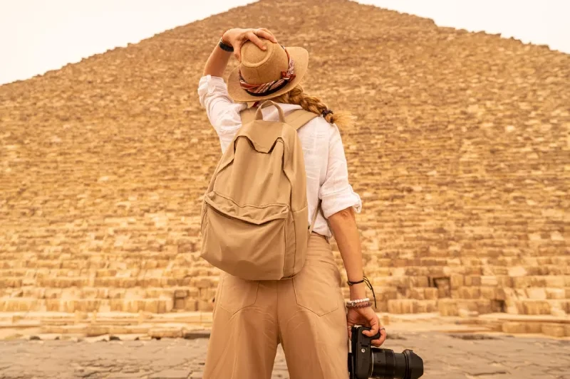 Una donna e` davanti alla piramide, Piramide di Chefren