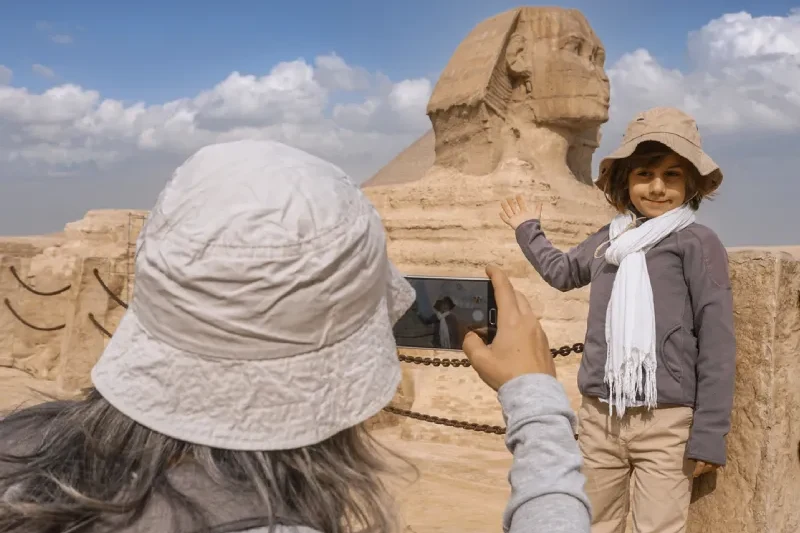 Una donna scatta una foto, Piramide di Chefren