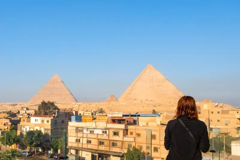 Una donna e piramidi, piramide di Chefren
