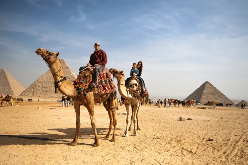 Un uomo sul Cammello, piramide di Chefren