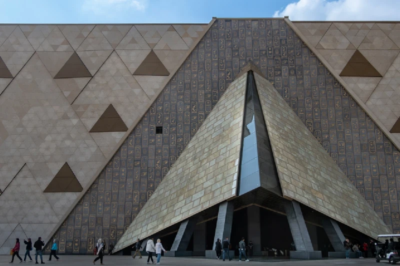 El Cairo, Egipto. El exterior moderno del Gran Museo Egipcio en el distrito de Giza.