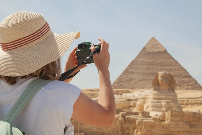 Viajera mundial visita la pirámide de Kefren (Khafraa)