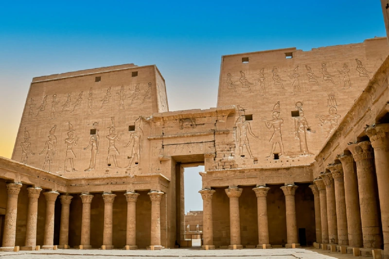 El templo de Edfu del antiguo Egipto dedicado al dios Horus.