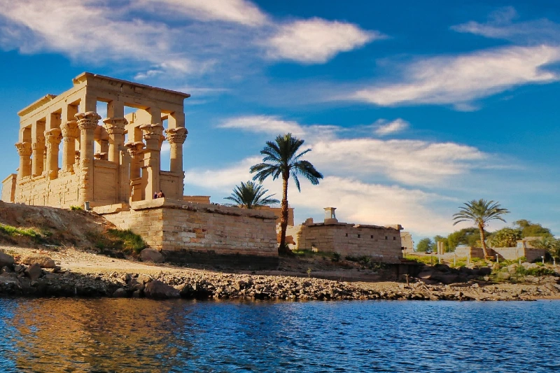 Impresionante vista de las columnas del Quiosco de Trajano en la isla de Agilkia en el Templo de Isis en la Isla de Philae en el Lago Nasser