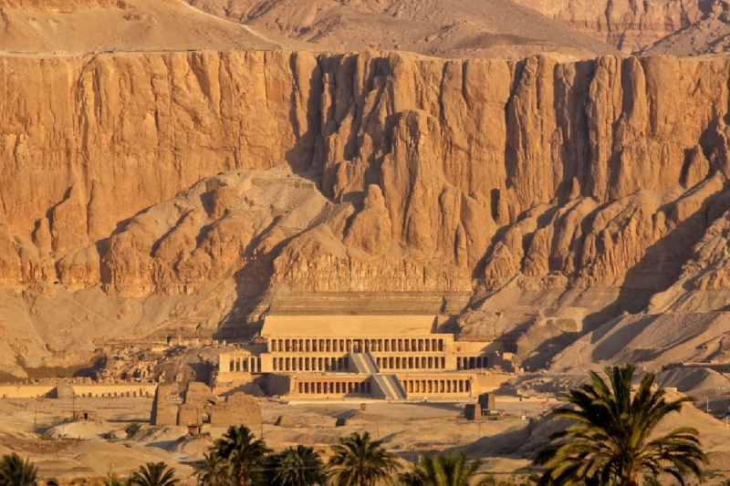 Amanecer en Tebas Occidental, vista del Templo de la Reina Hatshepsut.