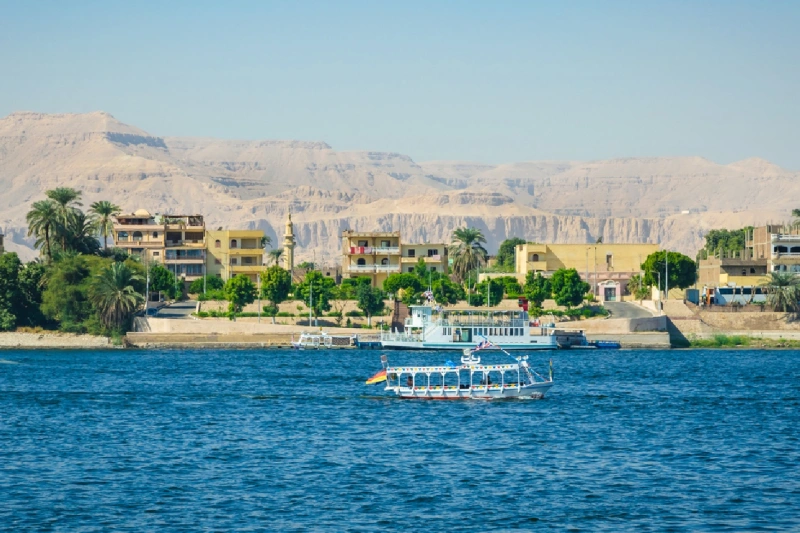 Hermoso valle verde del río Nilo cerca de la ciudad de Luxor, Egipto, África