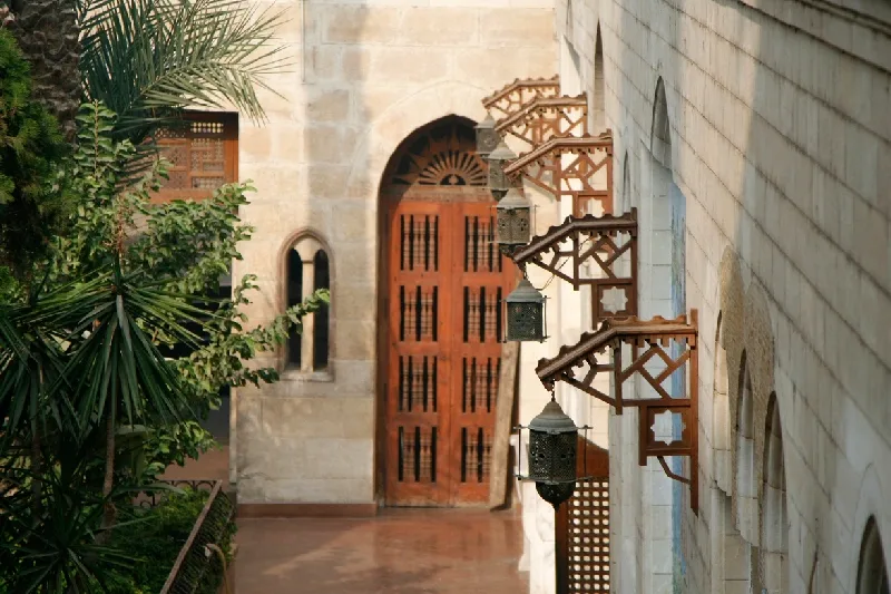 Lámparas y arquitectura interior de la Iglesia Colgante.