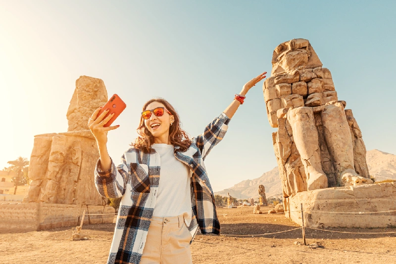 Tomar fotos en los Colossi of Memnon