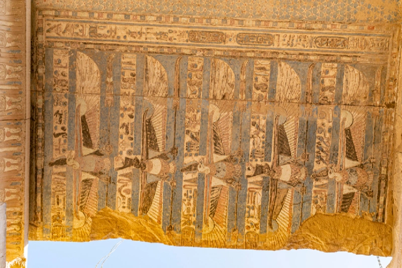 Grabados jeroglíficos pintados en el templo de Kom Ombo