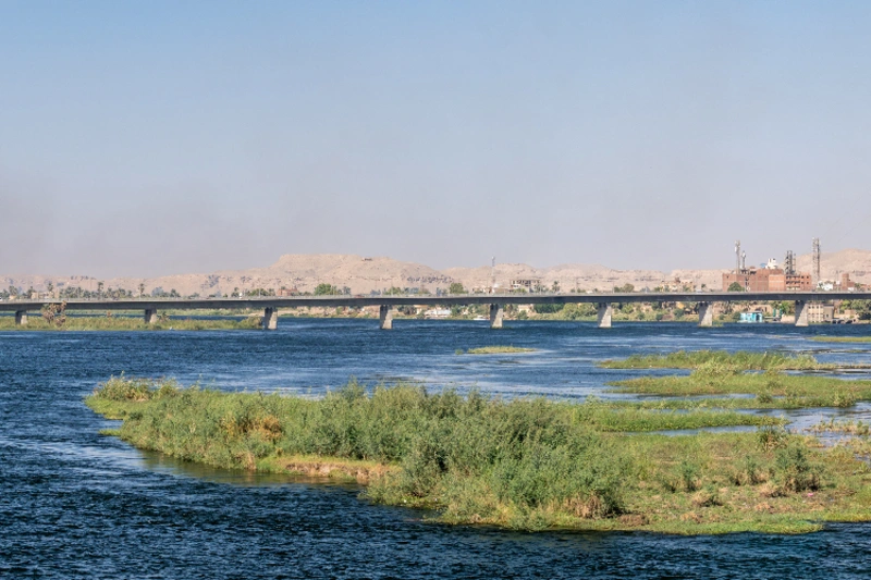 Edfo puente sobre el Nilo en Edfu