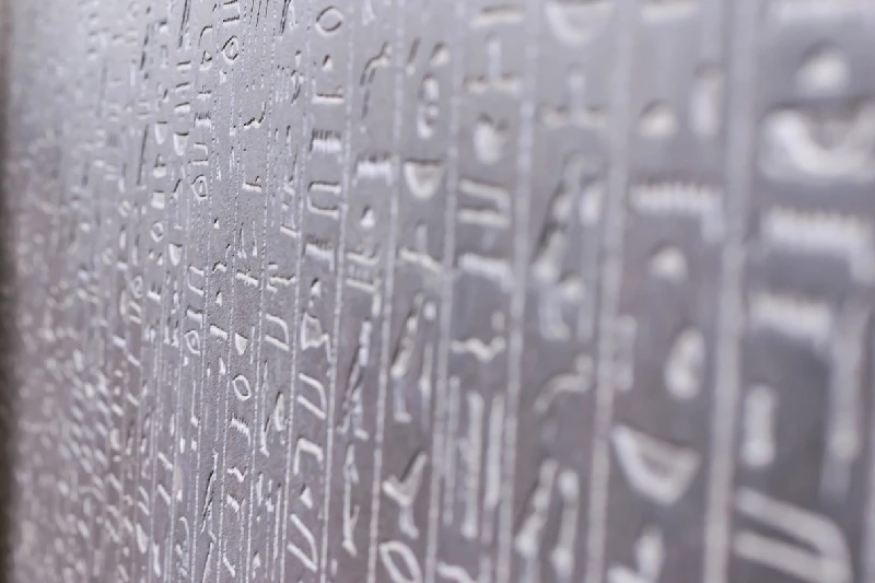 pared llena de jeroglíficos