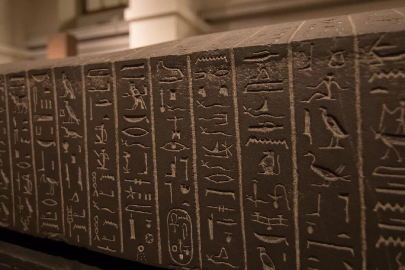 piedra llena de jeroglíficos