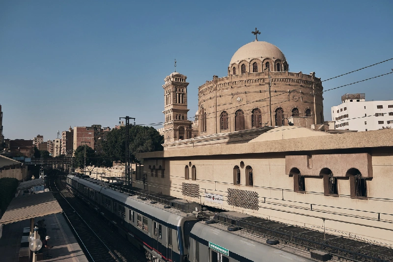 una vieja iglesia en ferrocarril en El Cairo