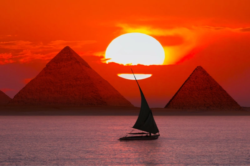 las Pirámides y el Río Nilo al Atardecer