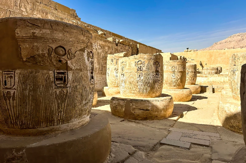 El patio del Templo de Habu