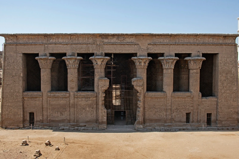 delante del Templo de Khnum en Esna