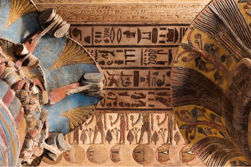 un Techo lleno de Jeroglíficos Expresivos