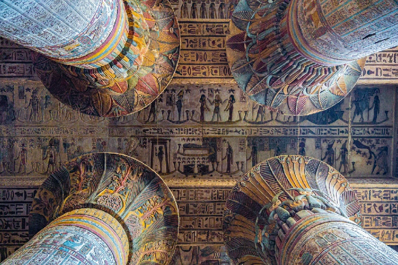 un Muro con Columnas llenas de Jeroglíficos Colorados en el Templo de Esna