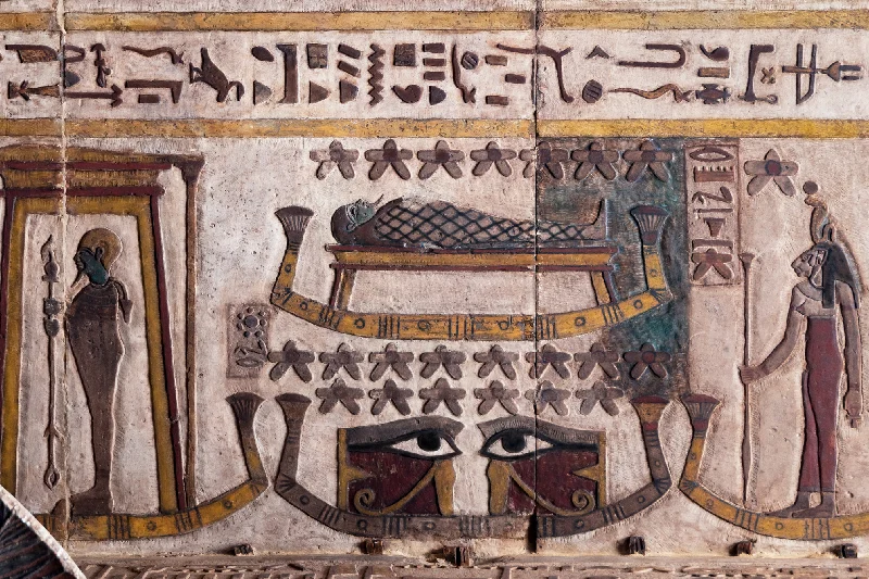 un Muro que descriebiendo el hombre después de la restauración en el Templo de Esna