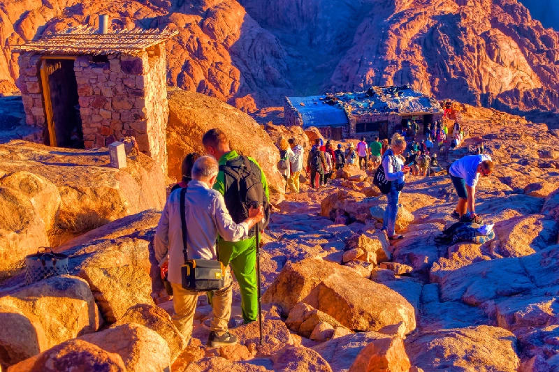 gente encima del monte de Sinaí