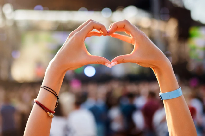 una mujer amando los Festivales