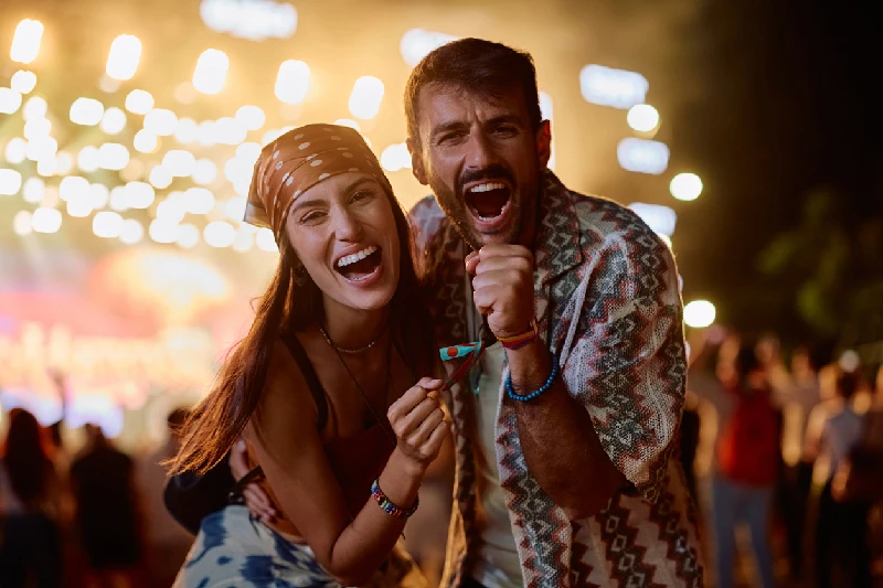 Pareja disfrutando un Festival