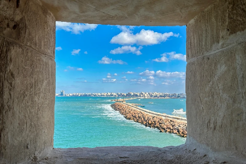 una Vista del Mar y Alejandría desde una Ventana de la Ciudadela de Qaitbay