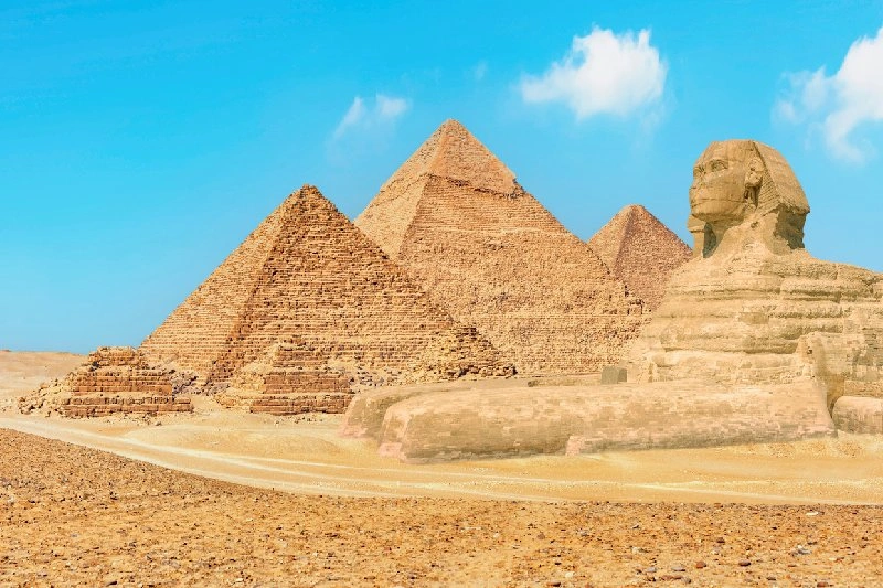 Vista de las Pirámides de Guiza junto a la Gran Esfinge en Egipto.