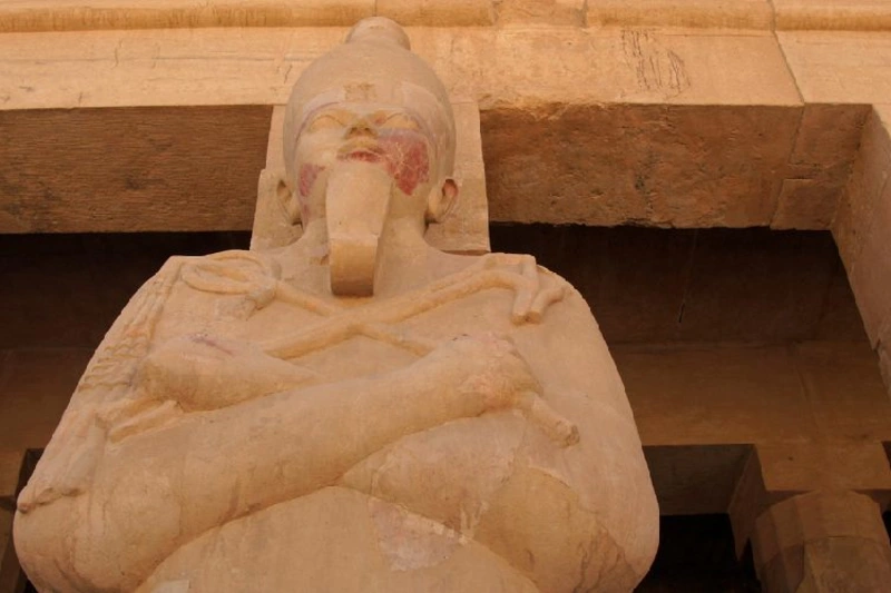 Estatua de Ajenatón frente a un templo Egipcio.
