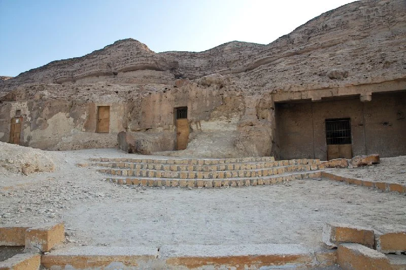 Entrada excavada en la roca de una antigua tumba relacionada con Ajenatón en la región de Amarna, Egipto.