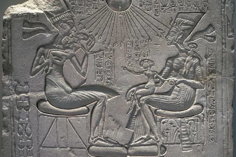 Relieve egipcio que muestra a Ajenatón, Nefertiti y sus hijas recibiendo los rayos del dios Atón durante el período de Amarna.