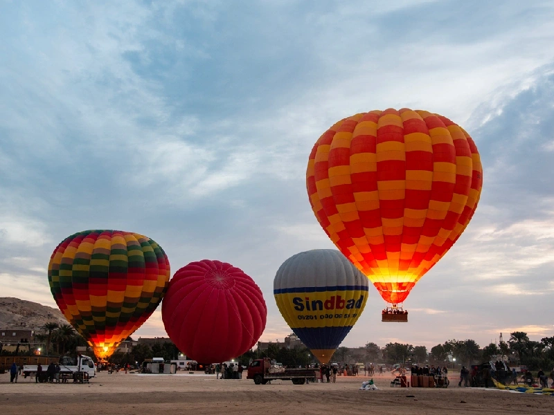 Montgolfières en cours de gonflage sur le site de décollage à Louxor