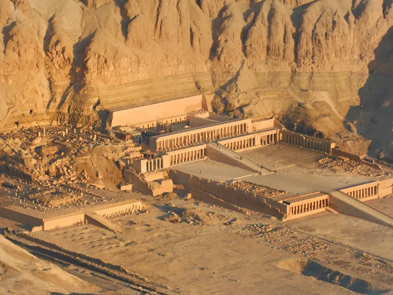 Vue aérienne du temple d'Hatchepsout à Deir el-Bahari, au pied des falaises de Louxor